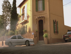 Před domem rodičů Lily