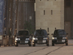 Před úkrytem gangu