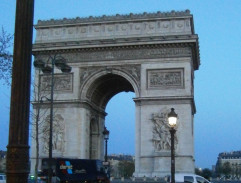 U Vítězného oblouku