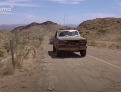 Šerif zastavuje džíp