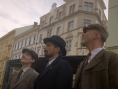 Před bydlištěm Mášové a Havránkové II