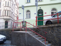 Kriminalisté na schodech