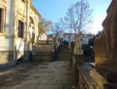 Schodiště se sochami