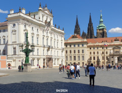 Kandelábr na Hradčanském náměstí