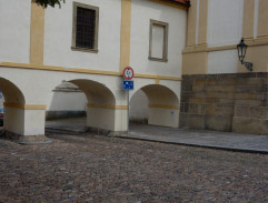 Avia se nevejde do podjezdu