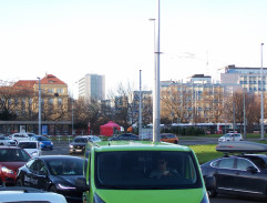 Obytňák objel kruhový objezd