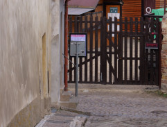 Multikára odbočuje