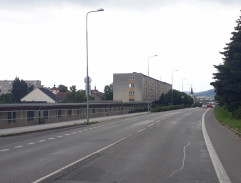 Auto projíždějící městem