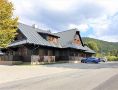 Muzikanti před hotelem