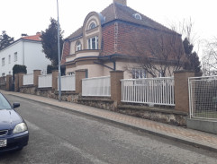 Vila sousedící s domem Marty