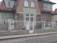 Marta vchází do domu