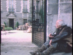 Žebrák před domem Sandalových