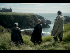 Královna matka na procházce