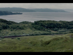 Vlak projíždí krajinou