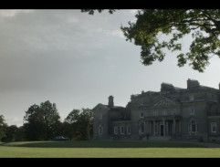 Královna Alžběta II. přijíždí za Annou