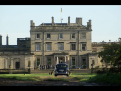 Královna Alžběta II. přijíždí za Charlesem