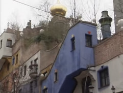 Průjezd kolem Hundertwasserhaus