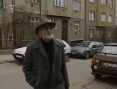 Před domem Cyrila Coufala