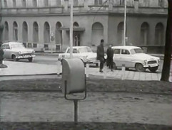 Před hotelem Slavia