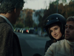 Před policejní stanicí II