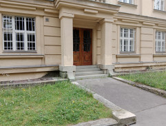 Před policejní stanicí