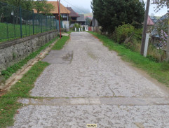 Zemani prevracajú sedliakovi voz