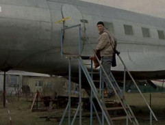 Milan vchází do letadla