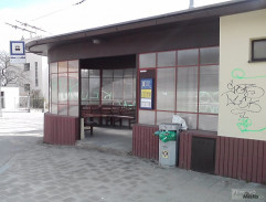 Prosklená autobusová zastávka