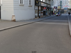 Před kanceláří Dr. Zahálky