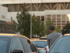 Evžen parkuje u nemocnice