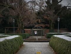 U jezírka před zámkem