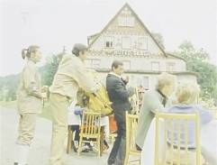 Před horskou chatou