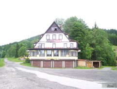 Před horskou chatou