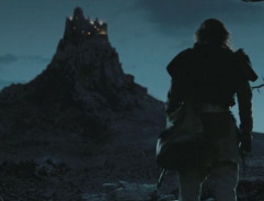 Vlkodav stojí pred hradom