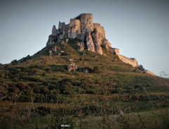 Vlkodav stojí pred hradom