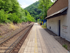 Rodinka vystupuje z vlaku