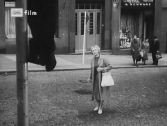 Před domem Bendových