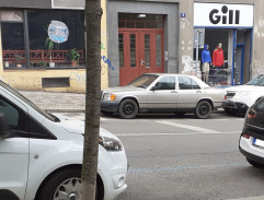 Před domem Bendových