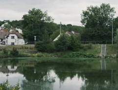 Rybník ve vesnici