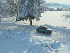Auto mezi závějemi