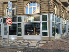 Před Vránovým knihkupectvím