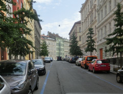 MUDr. Jandera s posádkou veze oběšence na krční k Jílkovi