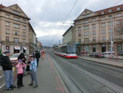 sanitky projíždějí ulicí