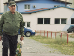 Kňour prochází kolem bezdomovců