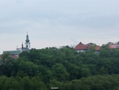 Pěší cesta s výhledem do krajiny