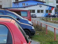 Kňour prochází kolem bezdomovců