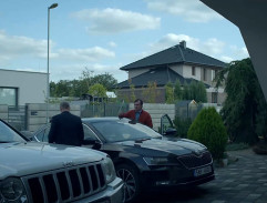 Před domem Nesvačila