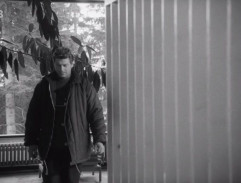 9. Muži jdou městem