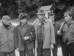 9. Muži jdou městem