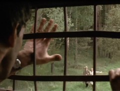 Vězeň mává z vlaku na kolemjdoucí